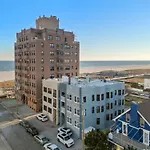 Escape To Raleigh Ave Glamour - Steps To The Beach