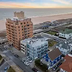 Escape To Raleigh Ave Glamour - Steps To The Beach