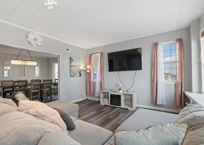 Escape To Raleigh Ave Glamour - Steps To The Beach