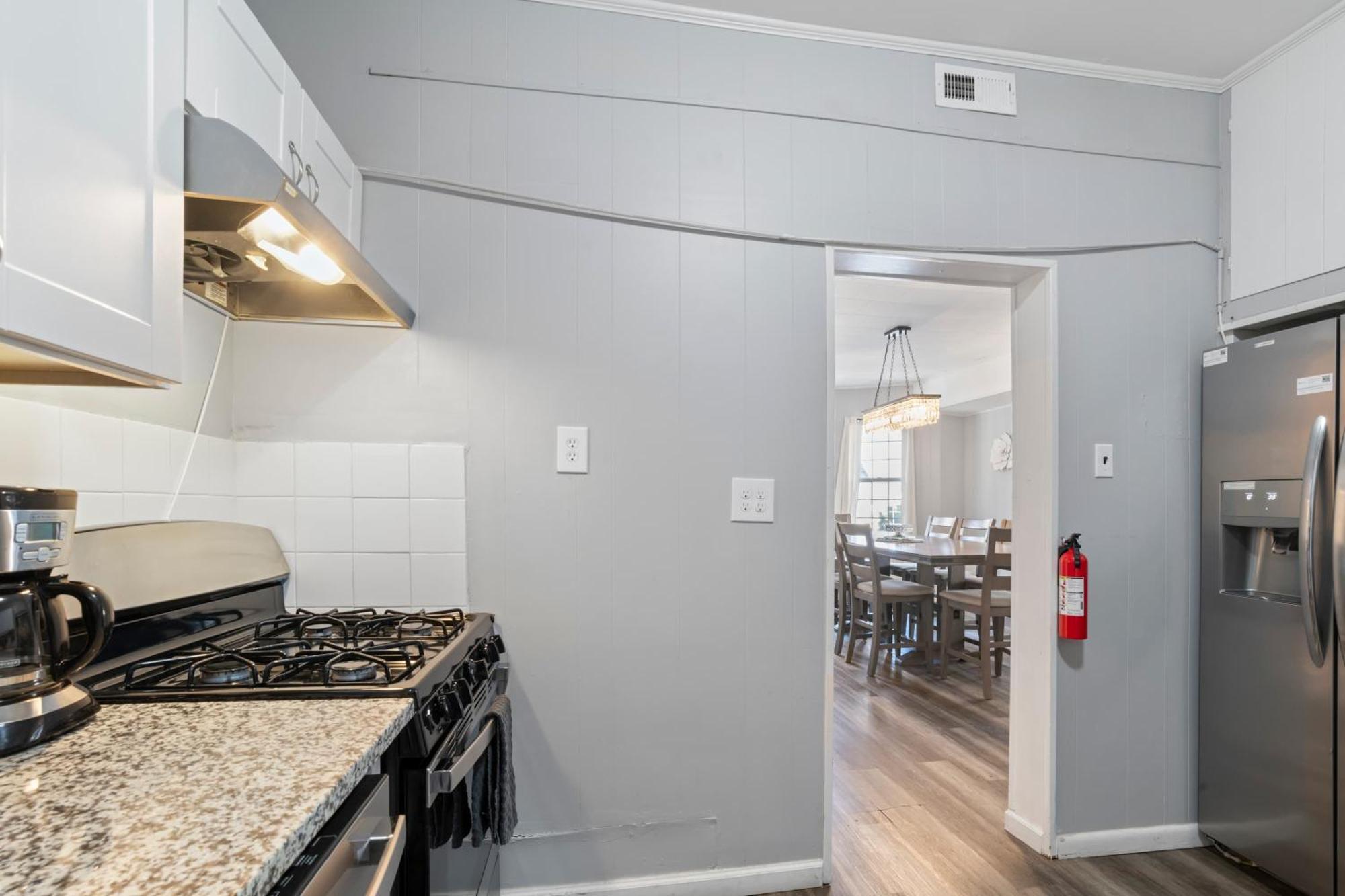Escape To Raleigh Ave Glamour - Steps To The *