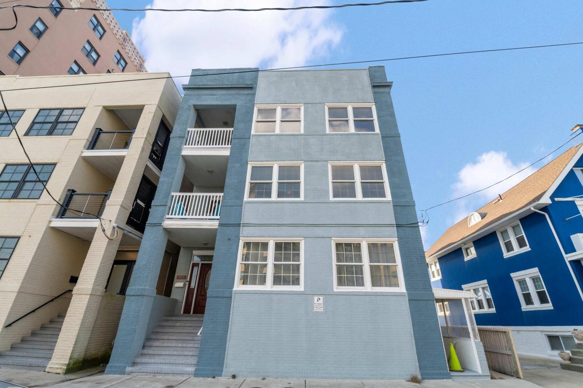 Escape To Raleigh Ave Glamour - Steps To The *